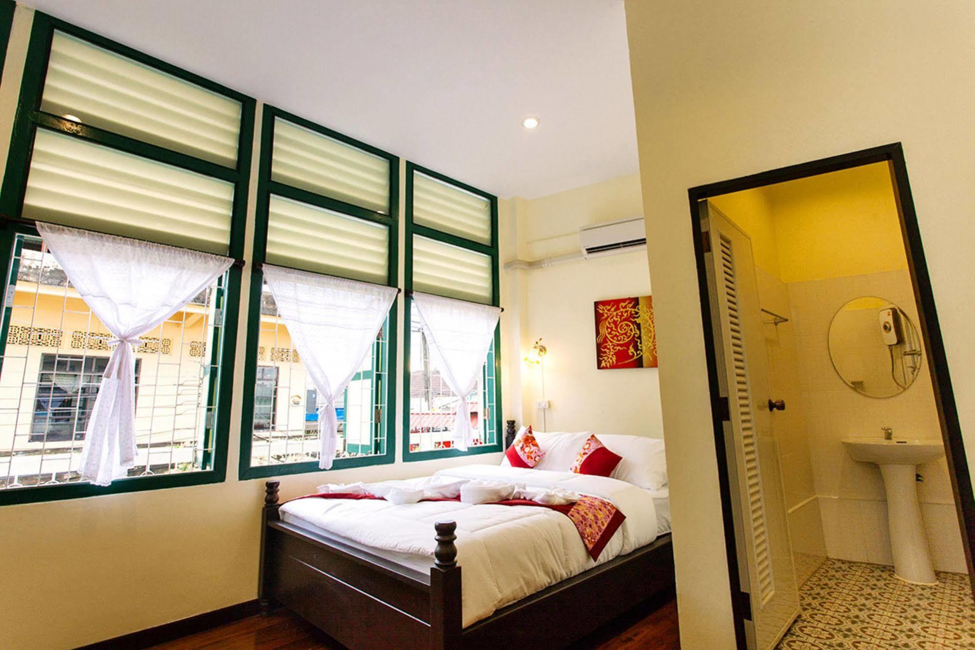 Srisomboon Hostel Trang Exterior foto
