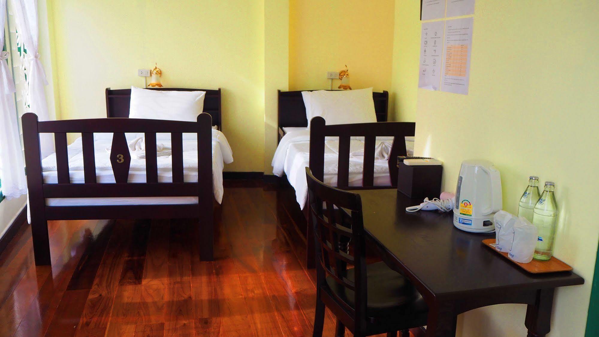 Srisomboon Hostel Trang Exterior foto