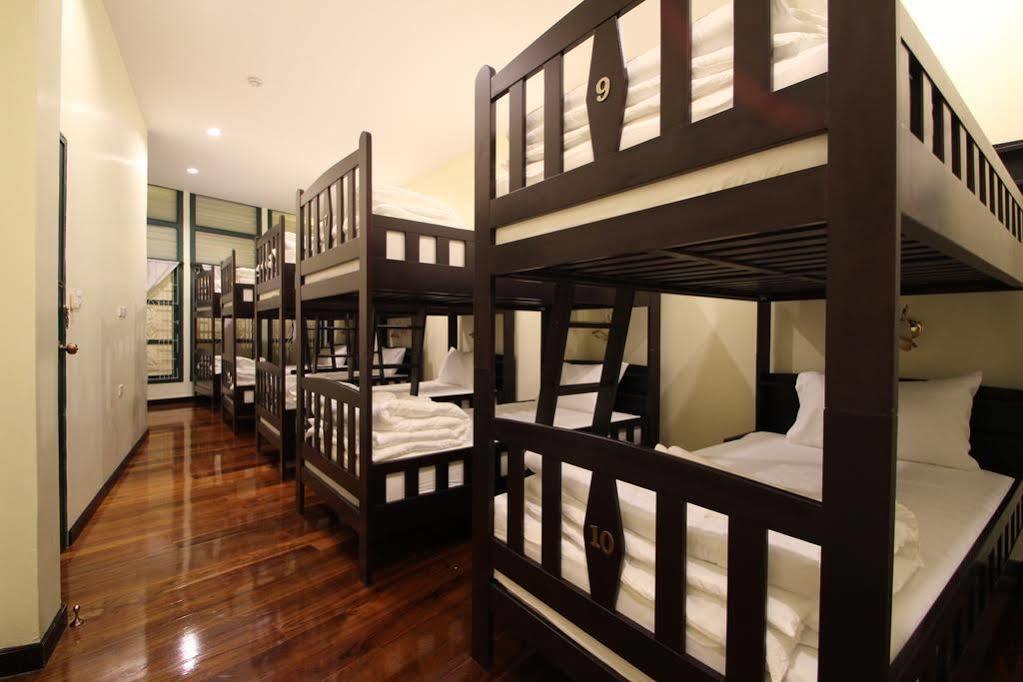Srisomboon Hostel Trang Exterior foto